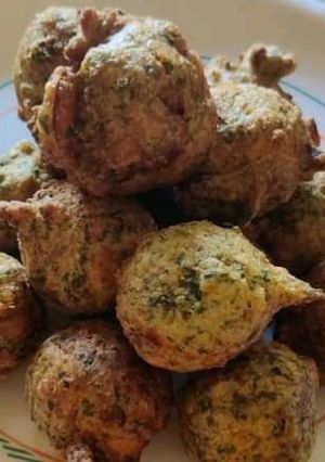 A picture of Methi paneer onion pakoras.