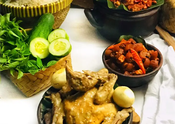 Ingkung Ayam Kampung komplit (Hidangan kerajaan mataram)