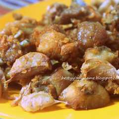 A picture of Ayam goreng bawang.