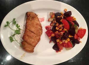 Hình của món Gà phi lê nướng + salad lạnh.