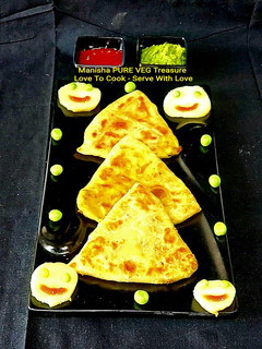 આલુ મટર સ્ટફ્ડ સમોસા પરાઠા (Aloo Matar Stuffed Samosa Paratha Recipe In Gujarati) રેસીપી મુખ્ય ફોટો