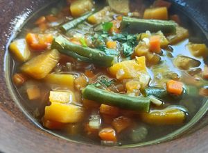 Una foto de Sopa de verduras (con camote y chauchas)
