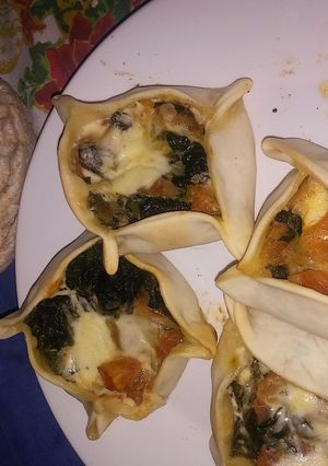 Una foto de Canastitas de espinaca, tomates y queso