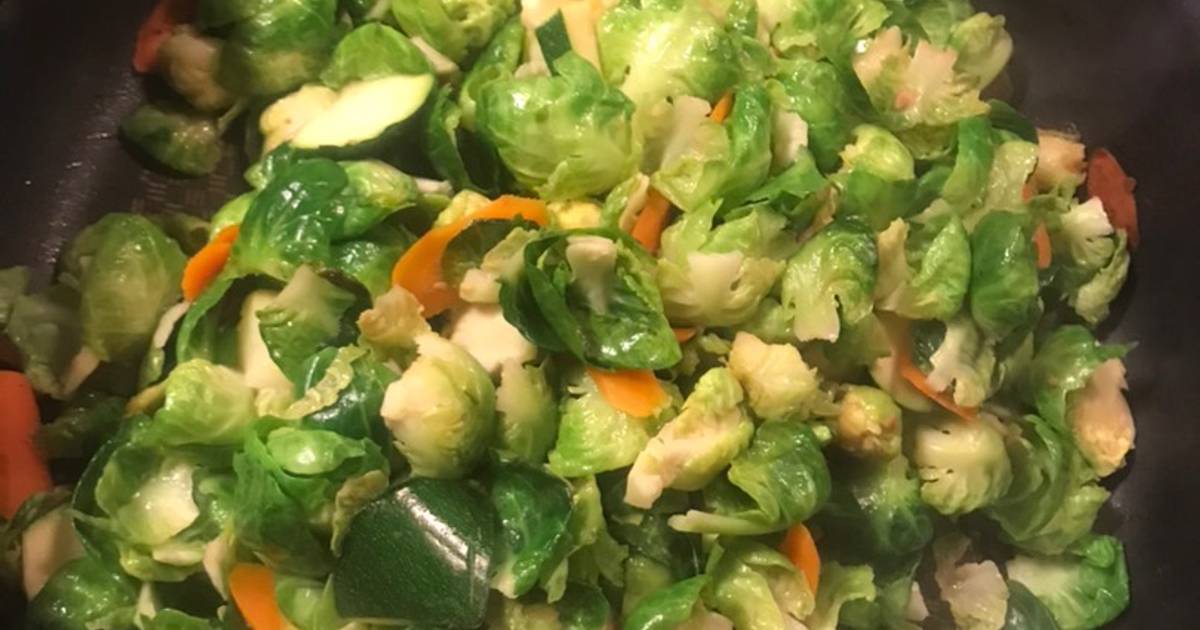 Fried brussel sprouts with carrots and zucchini Recipe by 3Boama Cookpad