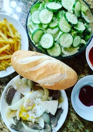 Hình của món Bò áp chảo phô mai ăn với bánh mì.