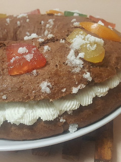 Una foto de Roscón de Reyes de chocolate