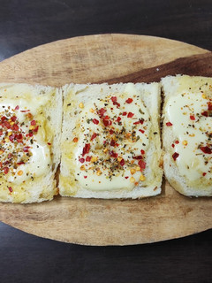 ગાર્લિક બ્રેડ (Garlic Bread Recipe in Gujarati) રેસીપી મુખ્ય ફોટો