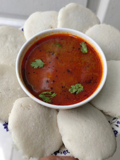 ઈડલી સંભાર (Idli Sambhar Recipe In Gujarati) રેસીપી મુખ્ય ફોટો