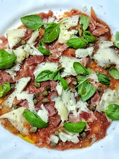 Una foto de Carpaccio de higos