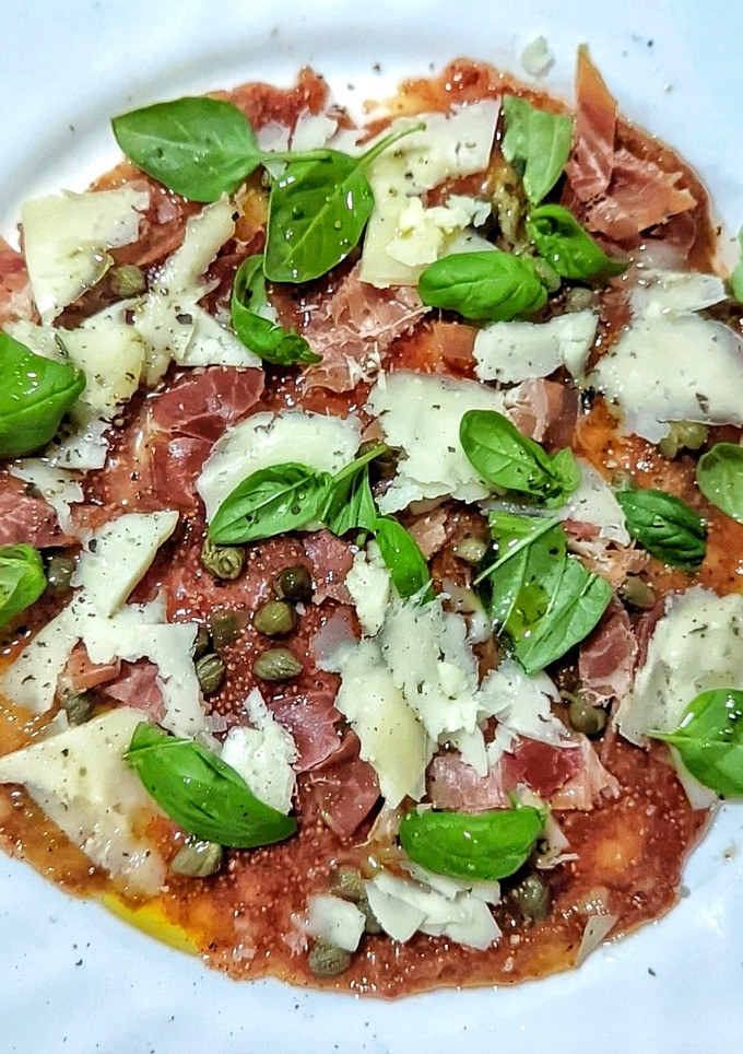 Una foto de Carpaccio de higos