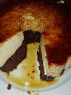 Una foto de Brownie flan