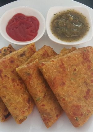 A picture of Mooli ke Parathe.