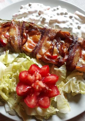Mangalica sonkába tekert, töltött cukkini recept fotója