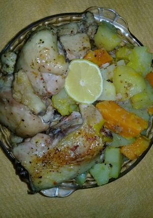 Una foto de Pollo al horno con papas a la mostaza.🍗🍽