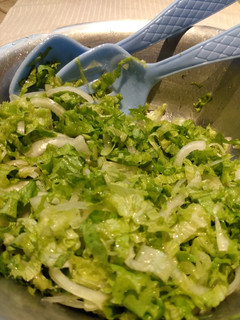 Una foto de Ensalada de escarola y cebolla en juliana