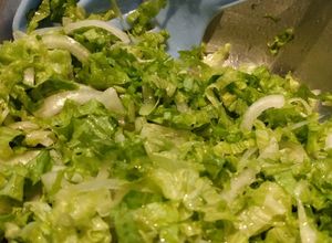Una foto de Ensalada de escarola y cebolla en juliana