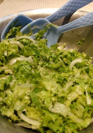 Una foto de Ensalada de escarola y cebolla en juliana