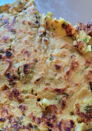 A picture of Onion spring rava uttapam.