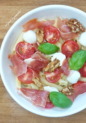 Une photo de Salade de pâtes, tomates, mozzarella