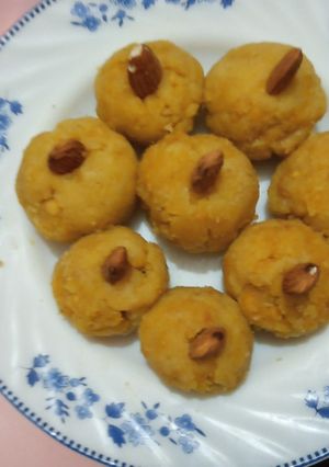 A picture of Desi ghee or gurr ke basin ke laddooo.