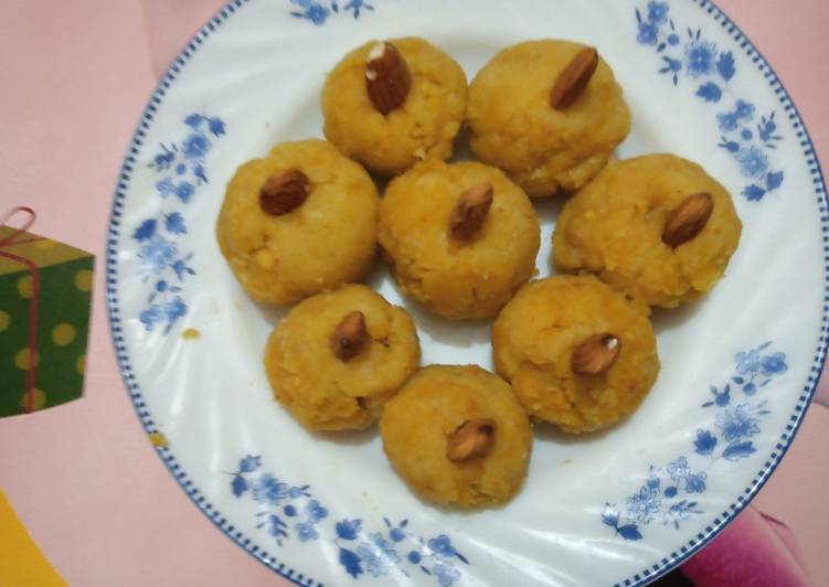 Recipe of Super Quick Homemade Desi ghee or gurr ke basin ke laddooo