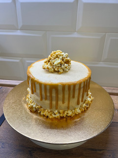 Sós karamellás torta recept fotója