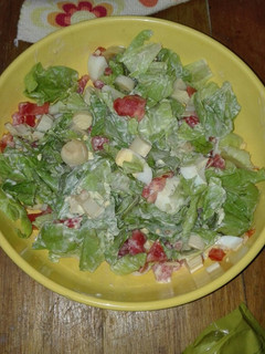 Una foto de Ensalada de lechuga, palmito, tomate y huevo duro