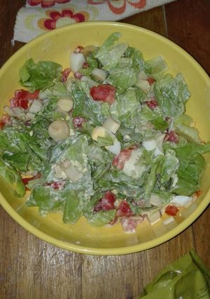 Una foto de Ensalada de lechuga, palmito, tomate y huevo duro
