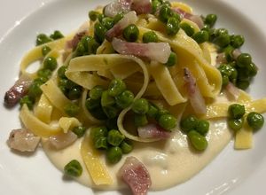 Foto di Tagliatelle guanciale piselli e crema di gorgonzola