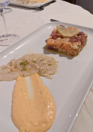 Une photo de Carpaccio saint Jacques/Tartare saumon thon/Sauce corail jack Da