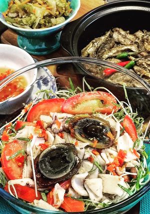 Hình của món Gỏi mực rau mầm.