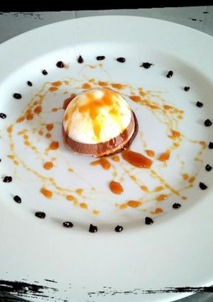 Foto di Mousse ai 3 Cioccolati su cialda di frolla alla nocciola