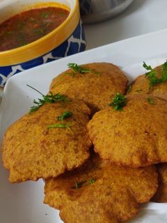 बेड़मी पूरी आलू की सब्जी (bedmi puri aloo ki sabzi recipe in Hindi) रेसिपी मुख्य फोटो