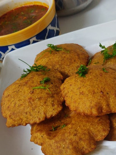 बेड़मी पूरी आलू की सब्जी (bedmi puri aloo ki sabzi recipe in Hindi) रेसिपी मुख्य फोटो