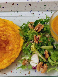 Una foto de Tortilla de langostinos y palitos con ensalada y crema de calabaza