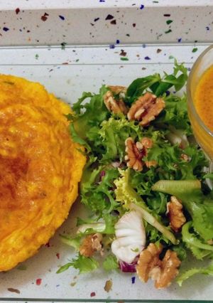 Foto principal de Tortilla de langostinos y palitos con ensalada y crema de calabaza