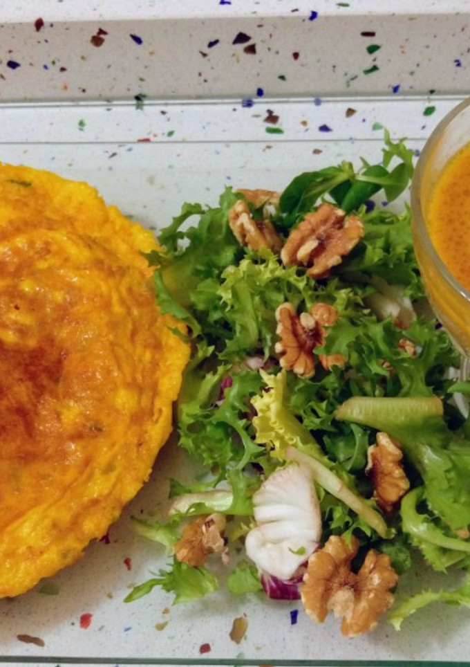 Una foto de Tortilla de langostinos y palitos con ensalada y crema de calabaza