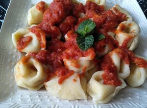 صورة لوصفة تورتليني بالصلصة حمراء tortellini