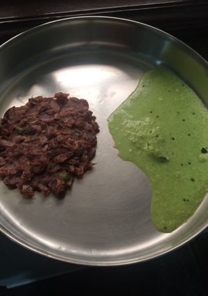 A picture of Ragi roti(Finger millet roti)with coconut chutney.