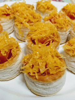 Una foto de Vol au vent de salmón ahumado y huevo hilado