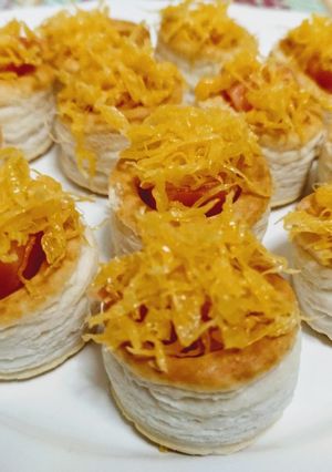 Una foto de Vol au vent de salmón ahumado y huevo hilado