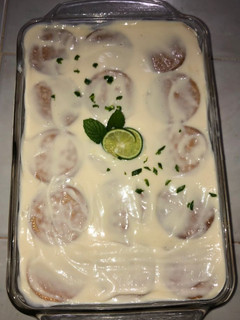 Una foto de Carlota de limón con queso crema
