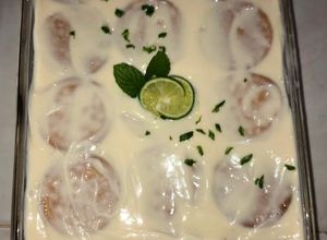 Una foto de Carlota de limón con queso crema