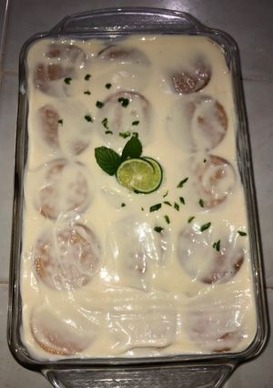 Una foto de Carlota de limón con queso crema