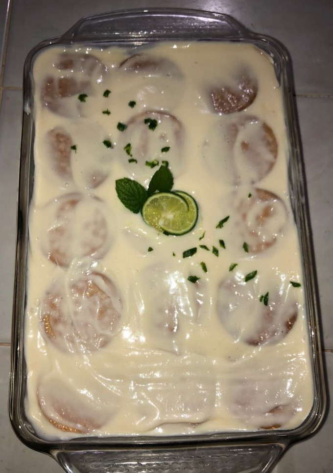 Una foto de Carlota de limón con queso crema