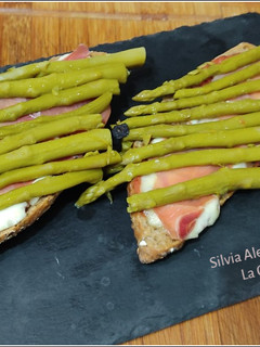 Una foto de Tosta con espárragos trigueros