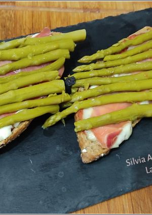 Una foto de Tosta con espárragos trigueros