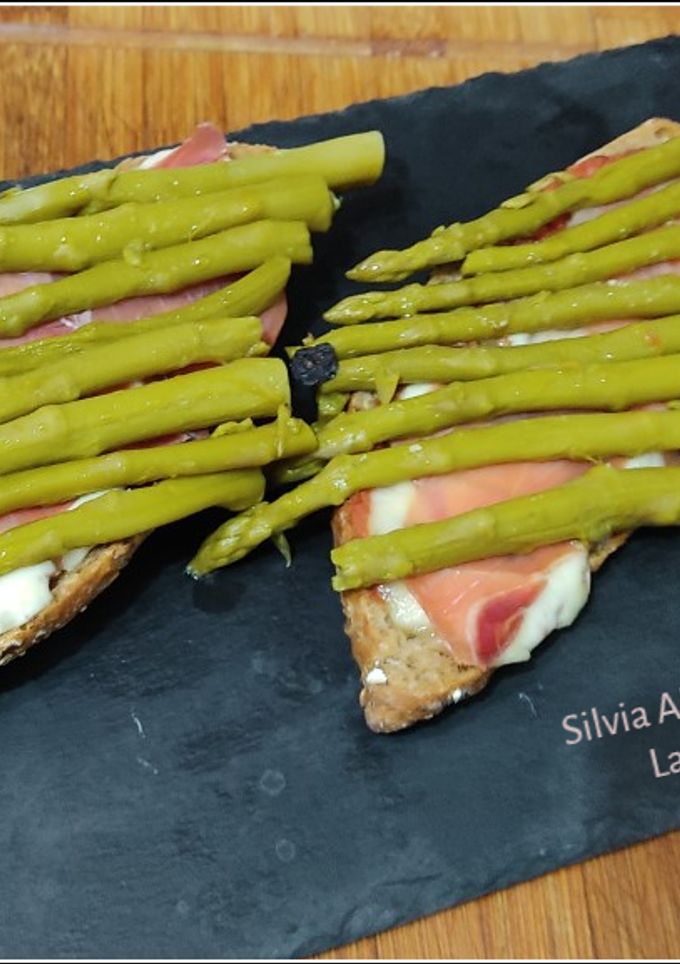 Una foto de Tosta con espárragos trigueros