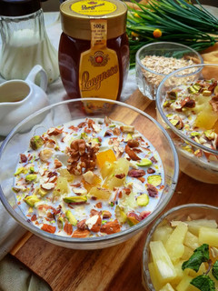 A picture of Overnight honey oats.