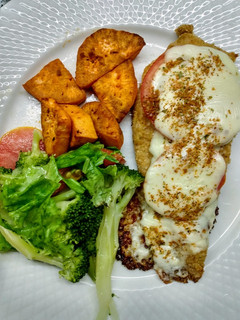 Una foto de Milanesa de pollo a la napolitana con ensalada y boniato
